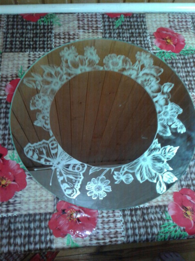 Священник з Волині створює неймовірні гравюри на склі та дзеркалах. ФОТО