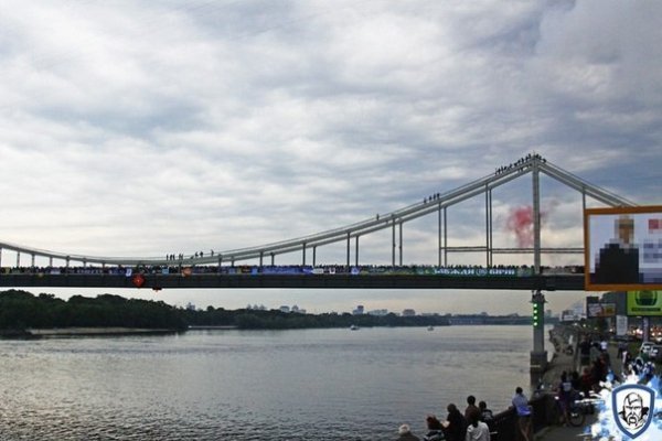 Як ультрас «підпалили» міст у Києві. ФОТО