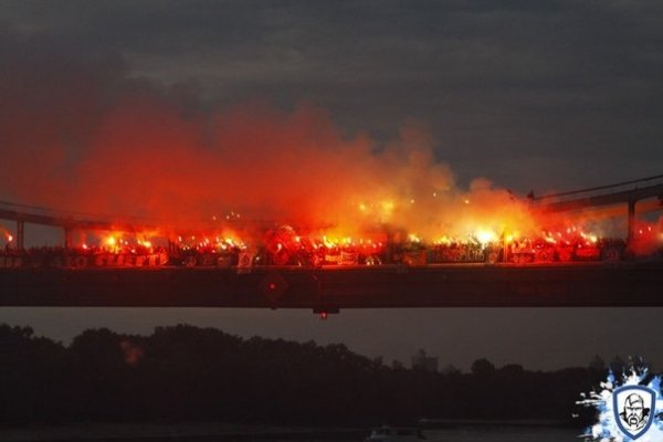 Як ультрас «підпалили» міст у Києві. ФОТО