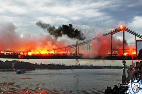 Як ультрас «підпалили» міст у Києві. ФОТО