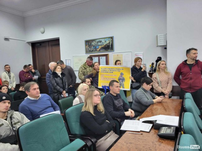 На сесію Луцькради прийшли військові: вимагають 1,5 мільярда гривень на підтримку ЗСУ. ФОТО