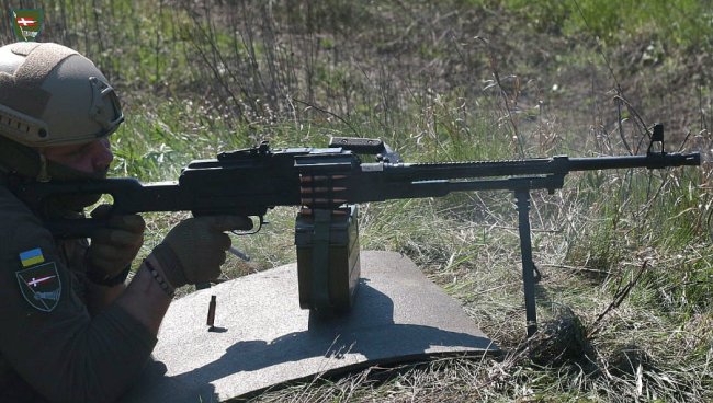 «Лента за лентою набої подавай»: як волинські воїни вправляються у стрільбі з кулемета. ФОТО