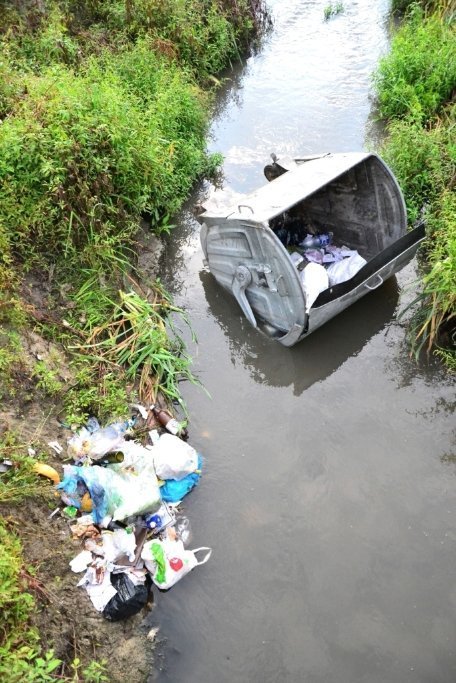Нічні витівки по-луцьки: викинули у річку контейнер зі сміттям. ФОТО