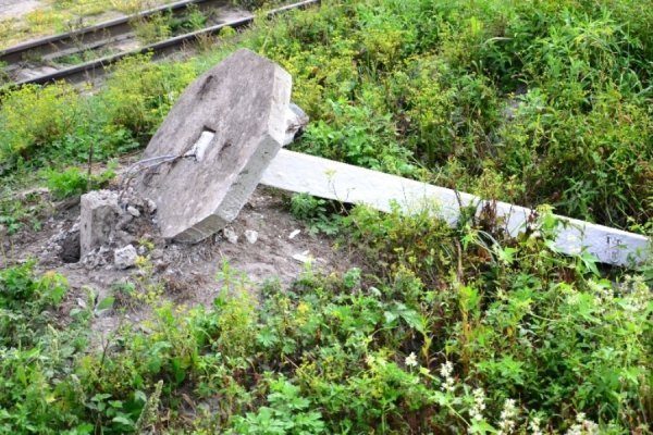 Нічні витівки по-луцьки: викинули у річку контейнер зі сміттям. ФОТО