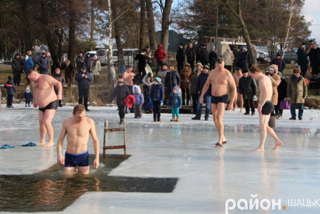 Поліцейські, депутати і підприємці: хто у крижану купіль волинського озера пірнав. ФОТО