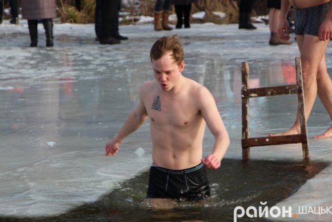 Поліцейські, депутати і підприємці: хто у крижану купіль волинського озера пірнав. ФОТО