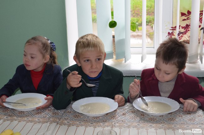 Перше, друге та компот: як у Луцьку харчуються особливі діти