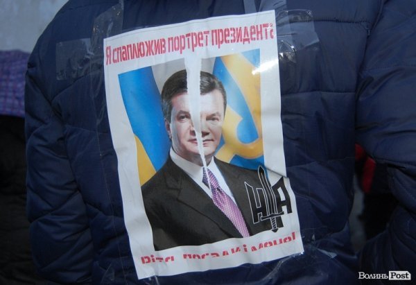 Такі плакати принесла молодь і з собою, і на собі