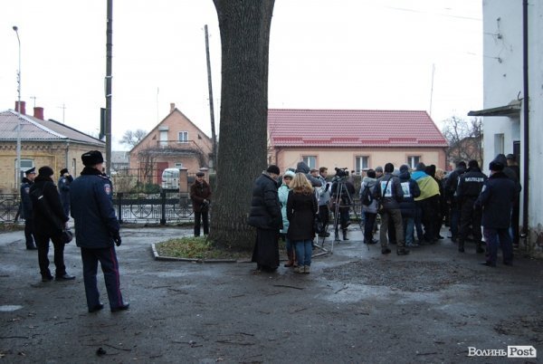 Стільки людей зібралося перед початком суду