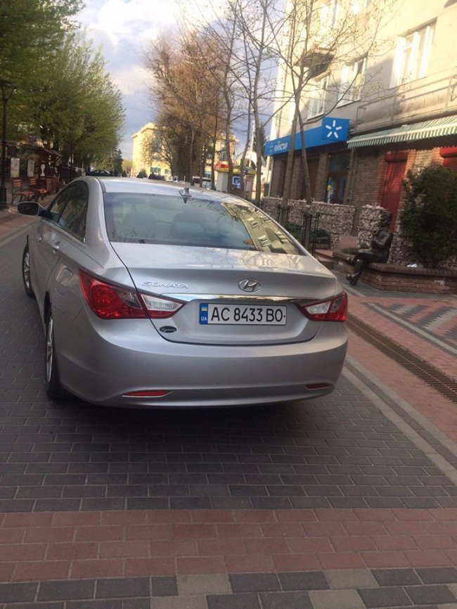 Агресивний водій погрожував пішоходам на вулиці Лесі Українки в Луцьку