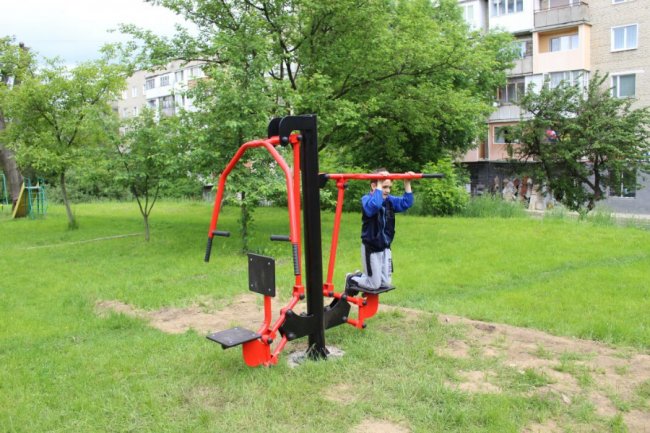 У Нововолинську встановили сучасний спортивно-тренажерний майданчик. ФОТО