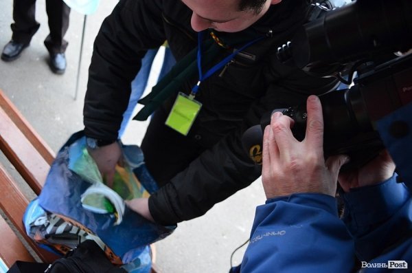 Луцьких курців пригощали цукерками. ФОТО