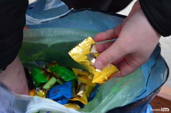 Луцьких курців пригощали цукерками. ФОТО