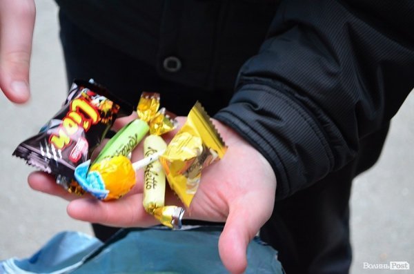 Луцьких курців пригощали цукерками. ФОТО