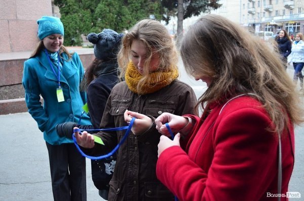 Луцьких курців пригощали цукерками. ФОТО