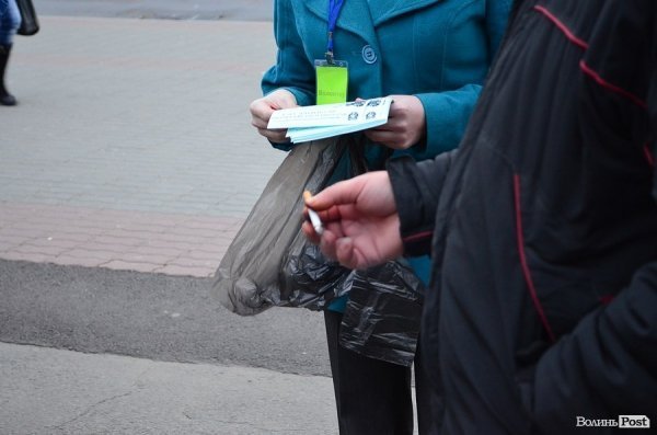 Луцьких курців пригощали цукерками. ФОТО