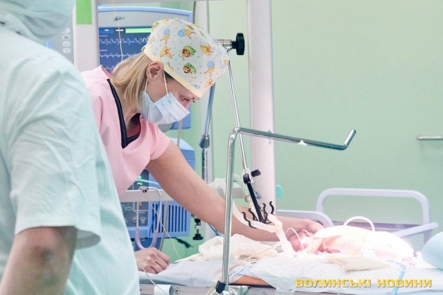 У Луцьку в перинатальному центрі прооперували дівчинку, яка народилася недоношеною та з вадою серця