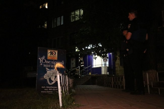 Невідомі вбили охоронця та пограбували ювелірний магазин. ФОТО. ВІДЕО