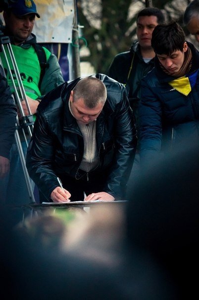 Як у Луцьку «Беркут» ставав на коліна. ФОТО