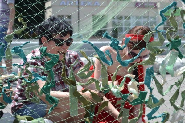 У центрі Луцька всі охочі плетуть маскувальні сітки. ФОТО