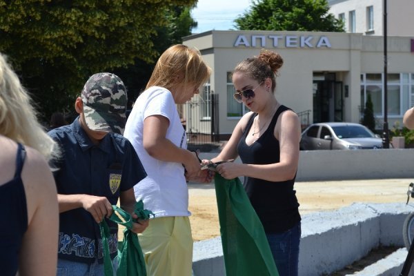 У центрі Луцька всі охочі плетуть маскувальні сітки. ФОТО