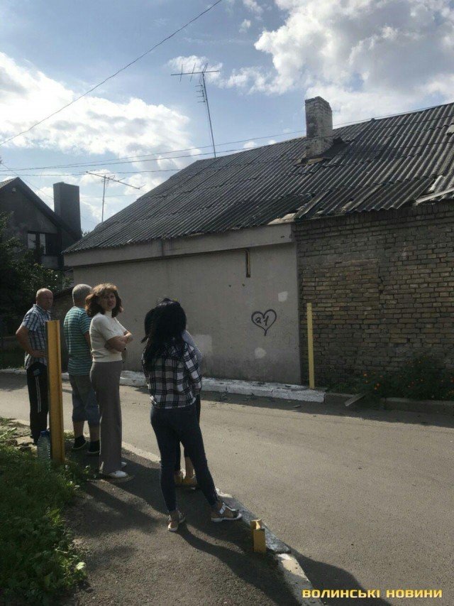 У Луцьку вантажівка пошкодила дах приватного будинку. ФОТО