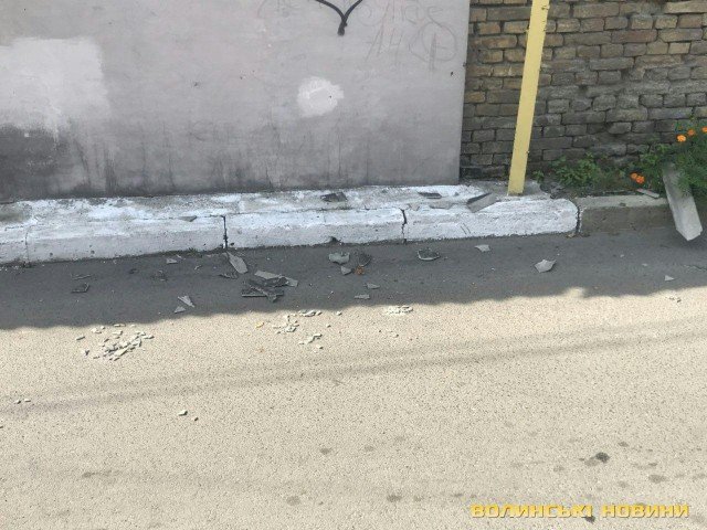 У Луцьку вантажівка пошкодила дах приватного будинку. ФОТО