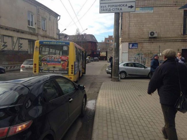 У Луцьку – аварія за участю маршрутки і двох легковиків