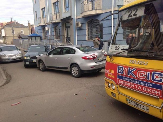 У Луцьку – аварія за участю маршрутки і двох легковиків