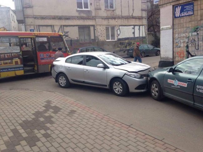 У Луцьку – аварія за участю маршрутки і двох легковиків