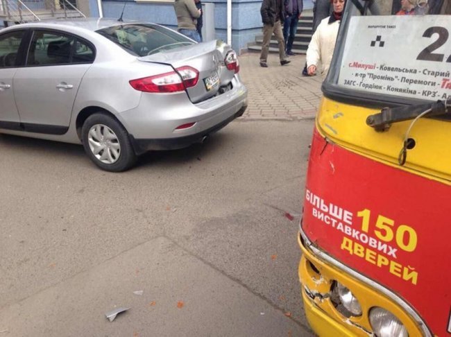 У Луцьку – аварія за участю маршрутки і двох легковиків