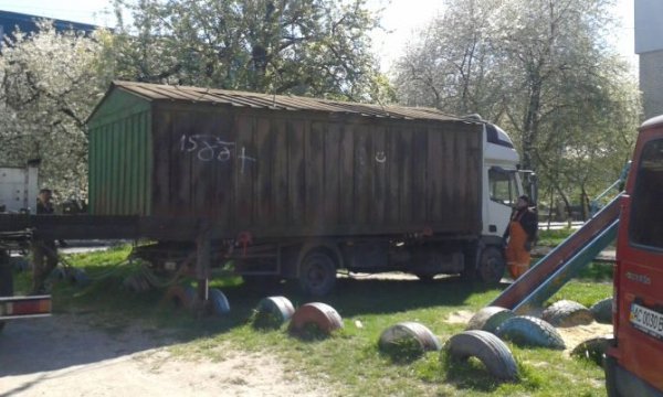 У Луцьку демонтували незаконно встановлені гаражі. ФОТО