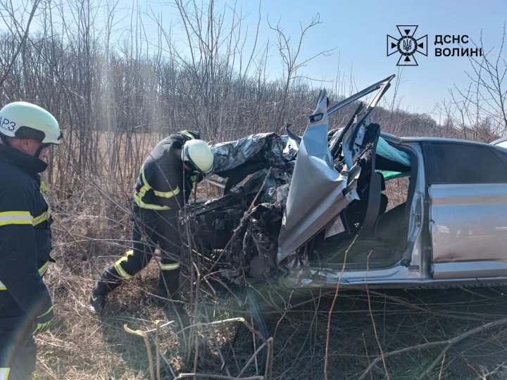 Зіткнення авто та вантажівки на Волині: водія деблокували рятувальники