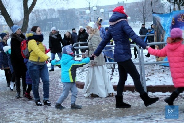 Селфі і співи: у Нововолинську засвітили головну ялинку
