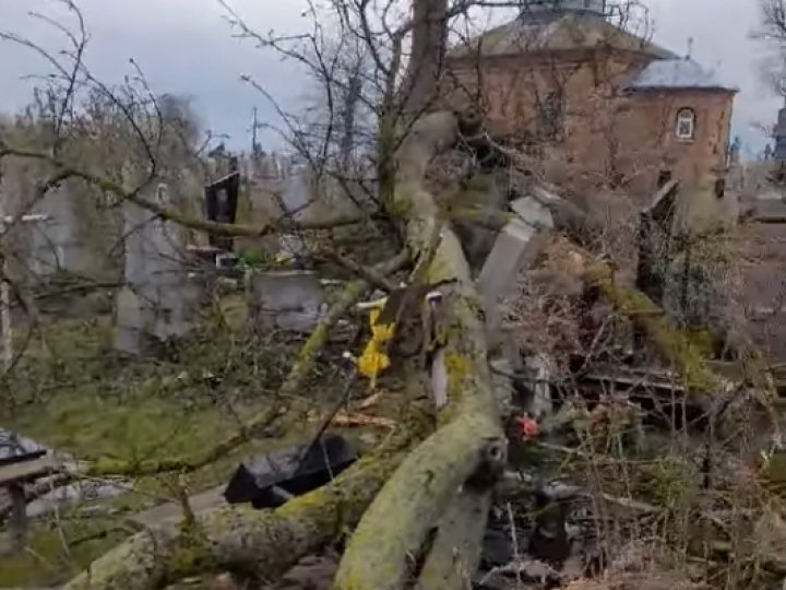 На Волині негода понищила пам'ятники на кладовищі