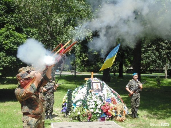 У Луцьку козаки і революціонери влаштували ходу в пам’ять про перемогу над Москвою. ФОТО