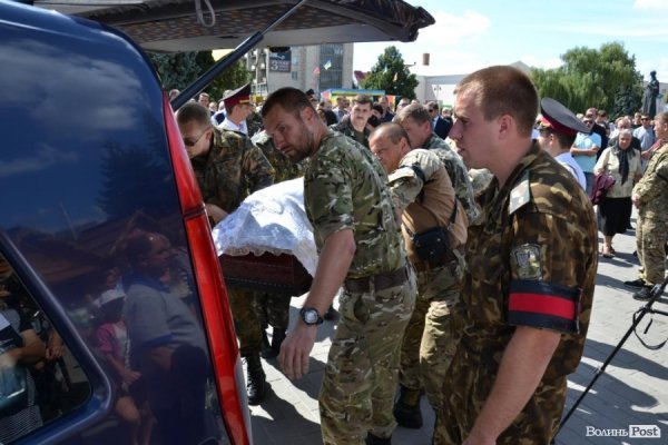 Луцьк попрощався із бійцем батальйону «Айдар», що загинув на Сході. ФОТО