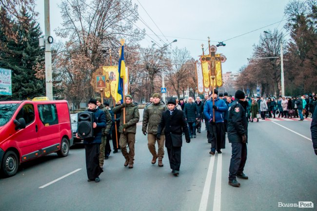 Квіти, сльози і свічки: у День Гідності та Свободи лучани вшанували пам'ять полеглих