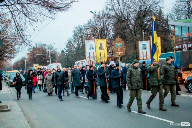 Квіти, сльози і свічки: у День Гідності та Свободи лучани вшанували пам'ять полеглих