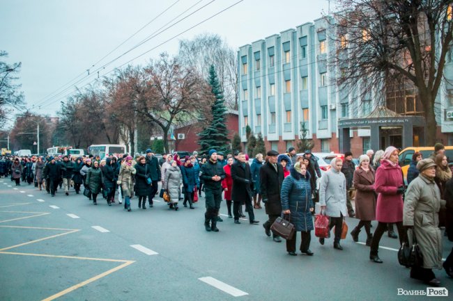 Квіти, сльози і свічки: у День Гідності та Свободи лучани вшанували пам'ять полеглих