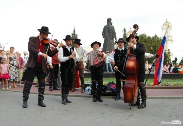 «Поліське літо з фольклором» завершили парадом, концертом і феєрверком. ФОТО