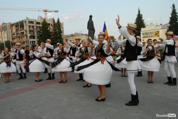«Поліське літо з фольклором» завершили парадом, концертом і феєрверком. ФОТО