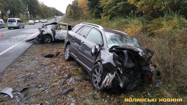 На трасі неподалік Луцька у аварії згоріла автівка: 4 людей – у лікарні. ФОТО