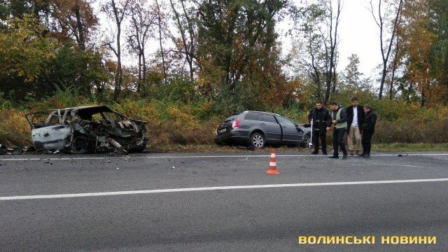 На трасі неподалік Луцька у аварії згоріла автівка: 4 людей – у лікарні. ФОТО