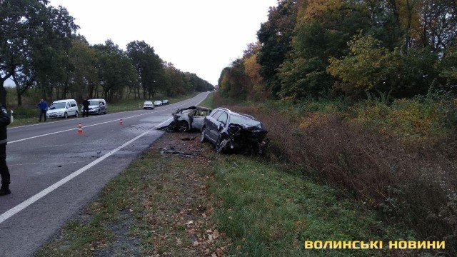 На трасі неподалік Луцька у аварії згоріла автівка: 4 людей – у лікарні. ФОТО