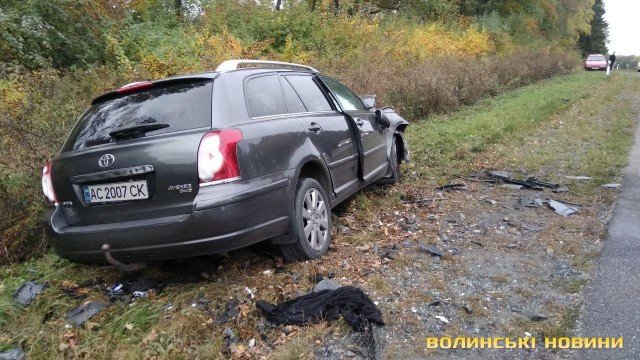 На трасі неподалік Луцька у аварії згоріла автівка: 4 людей – у лікарні. ФОТО