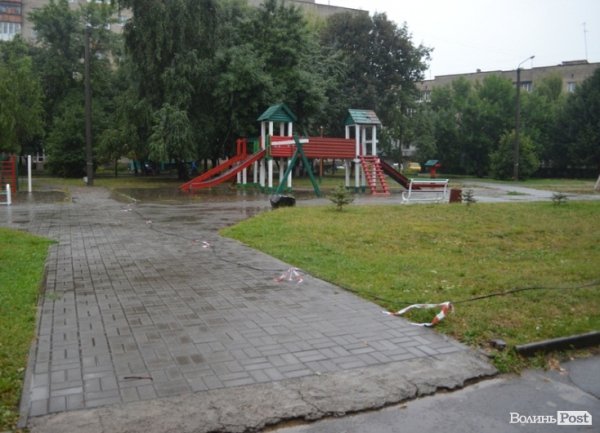 На проспекті Молоді зірвало кабель