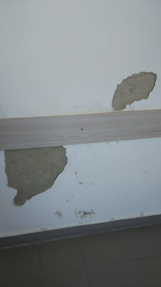 Лучани скаржаться на обдерті стіни у поліклініці, де нещодавно зробили ремонт