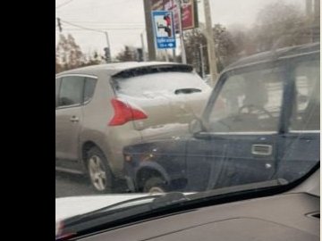 У Луцьку через слизьку дорогу зіткнулися дві автівки
