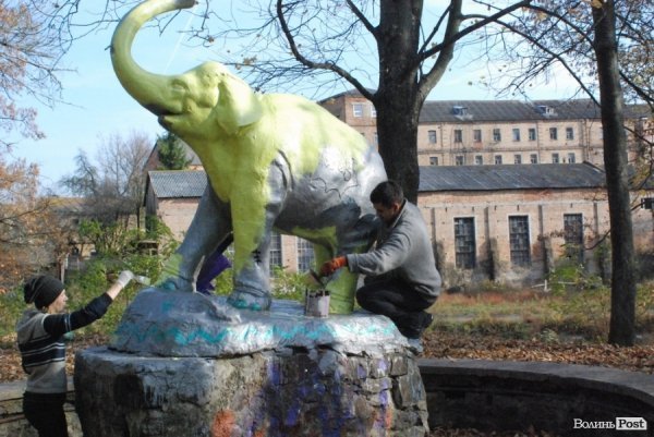 Луцького слоника перефарбували. ФОТО